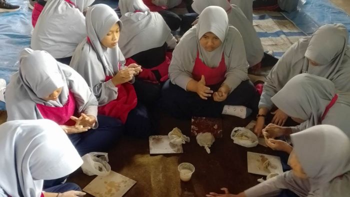 Kenali Alam dan Lingkungan, 225 Santri Al-Maahira Kunjungi Industri Kampung Keramik Dinoyo_1
