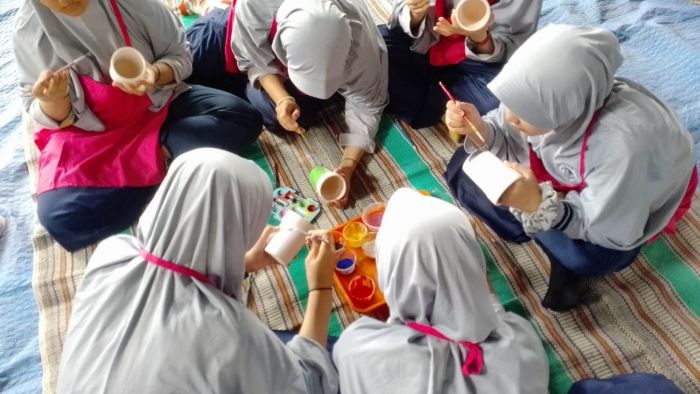 Kenali Alam dan Lingkungan, 225 Santri Al-Maahira Kunjungi Industri Kampung Keramik Dinoyo_3