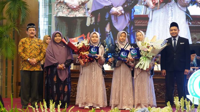 Ukiran Prestasi Suksesnya Angkatan Perdana Al-Maahira IIBS Malang_3